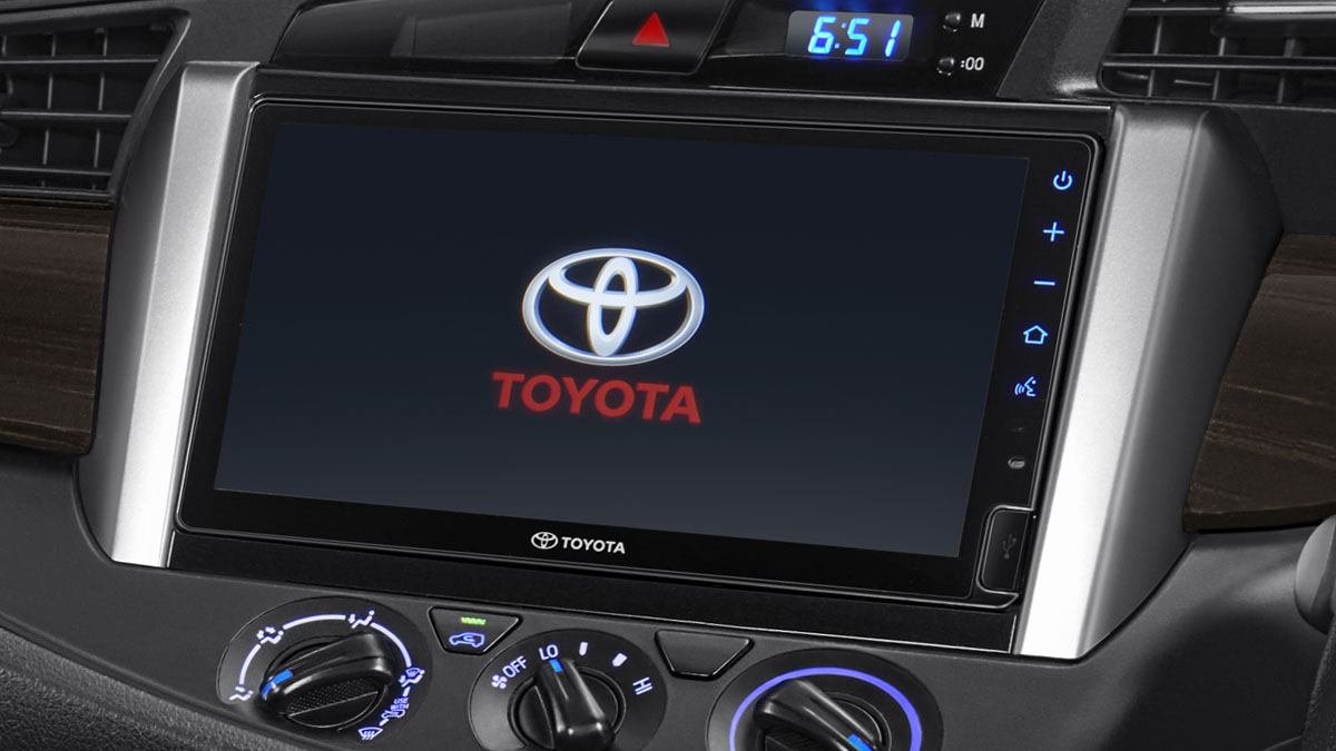Interior Kijang Innova Reborn — New 9" Head Unit with Smartphone Connectivity